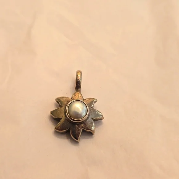Silver flower pendant - Picture 1 of 2